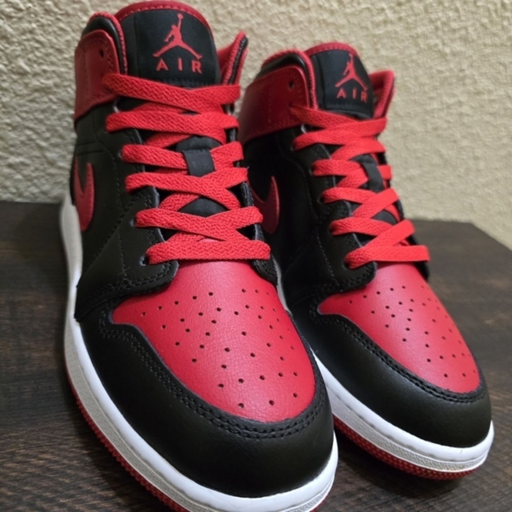 Air Jordan Nike 1 Mid‎ Black Red Sneakers Youth Size 5 Retro Basketball Athletic